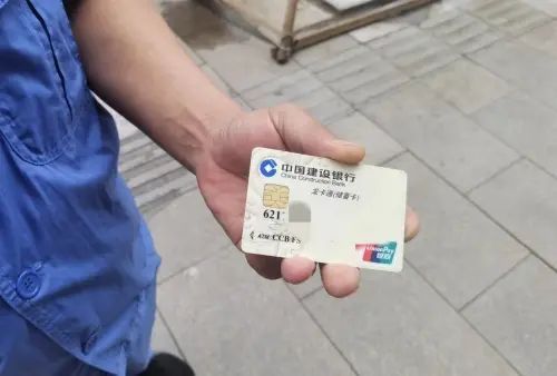 没有带银行卡可以改密码吗(到建设银行重设密码竟要医保卡、户口本?储户吐槽太麻烦)(图1) 没有带银行卡可以改密码吗(到建设银行重设密码竟要医保卡、户口本?储户吐槽太麻烦)(图1)