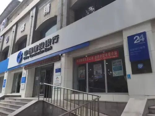 没有带银行卡可以改密码吗(到建设银行重设密码竟要医保卡、户口本?储户吐槽太麻烦)(图2) 没有带银行卡可以改密码吗(到建设银行重设密码竟要医保卡、户口本?储户吐槽太麻烦)(图2)