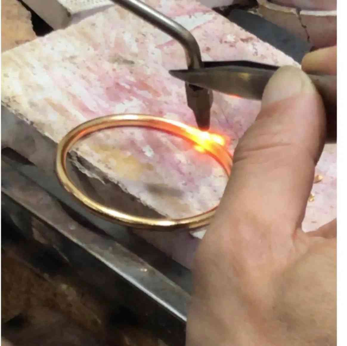 银行买金条有手续费吗(买金条打首饰到底划不划算)(图3) 银行买金条有手续费吗(买金条打首饰到底划不划算)(图3)