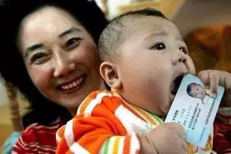 银行不建议孩子开户原因(儿童身份证用处多,很多家长却不知道正确的办理时间,尽量别错过)(图1) 银行不建议孩子开户原因(儿童身份证用处多,很多家长却不知道正确的办理时间,尽量别错过)(图1)