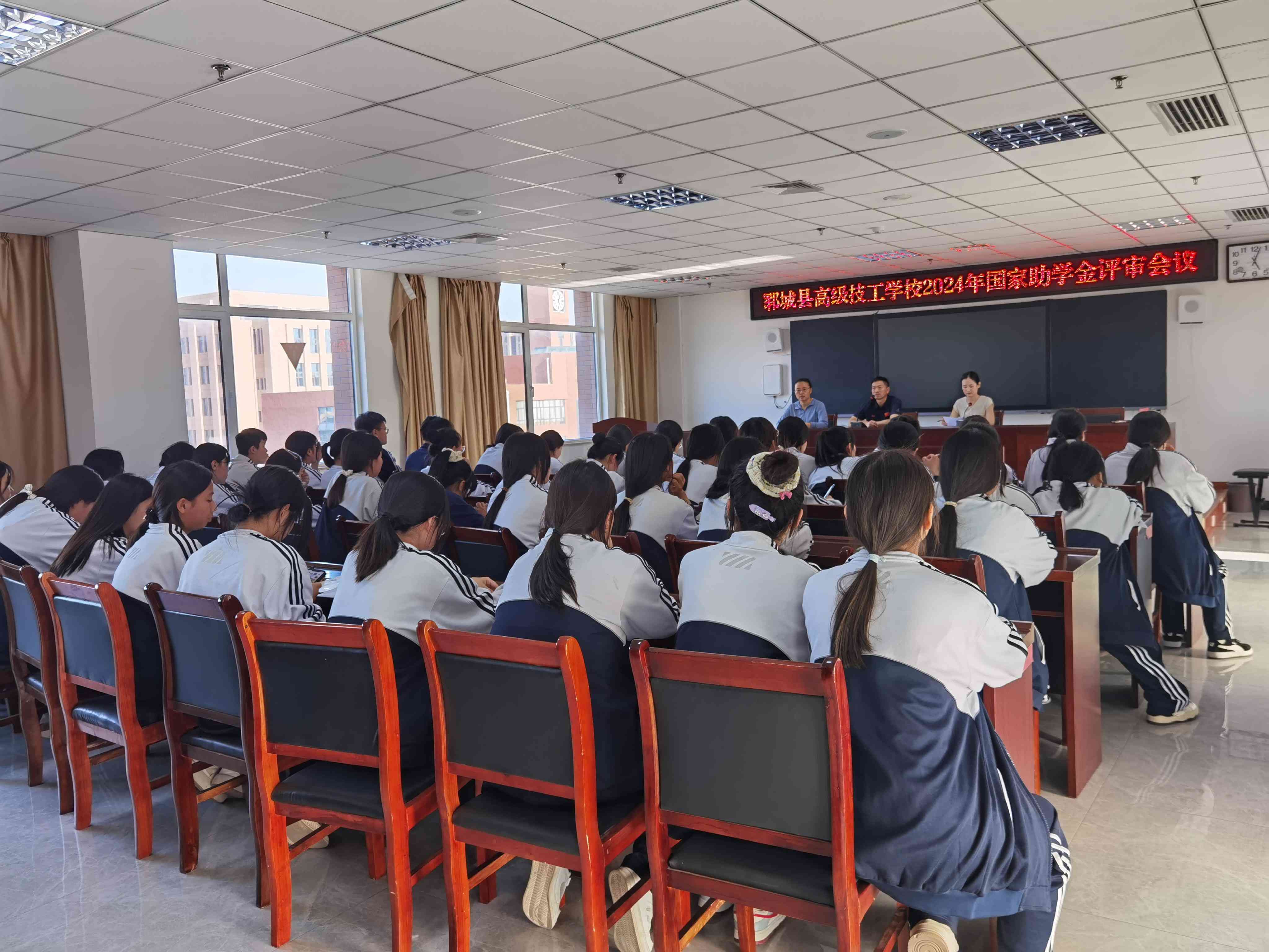 国家助学金什么时候发放(郓城县高级技工学校学生工作处开展国家助学金签字发放工作)(图2) 国家助学金什么时候发放(郓城县高级技工学校学生工作处开展国家助学金签字发放工作)(图2)