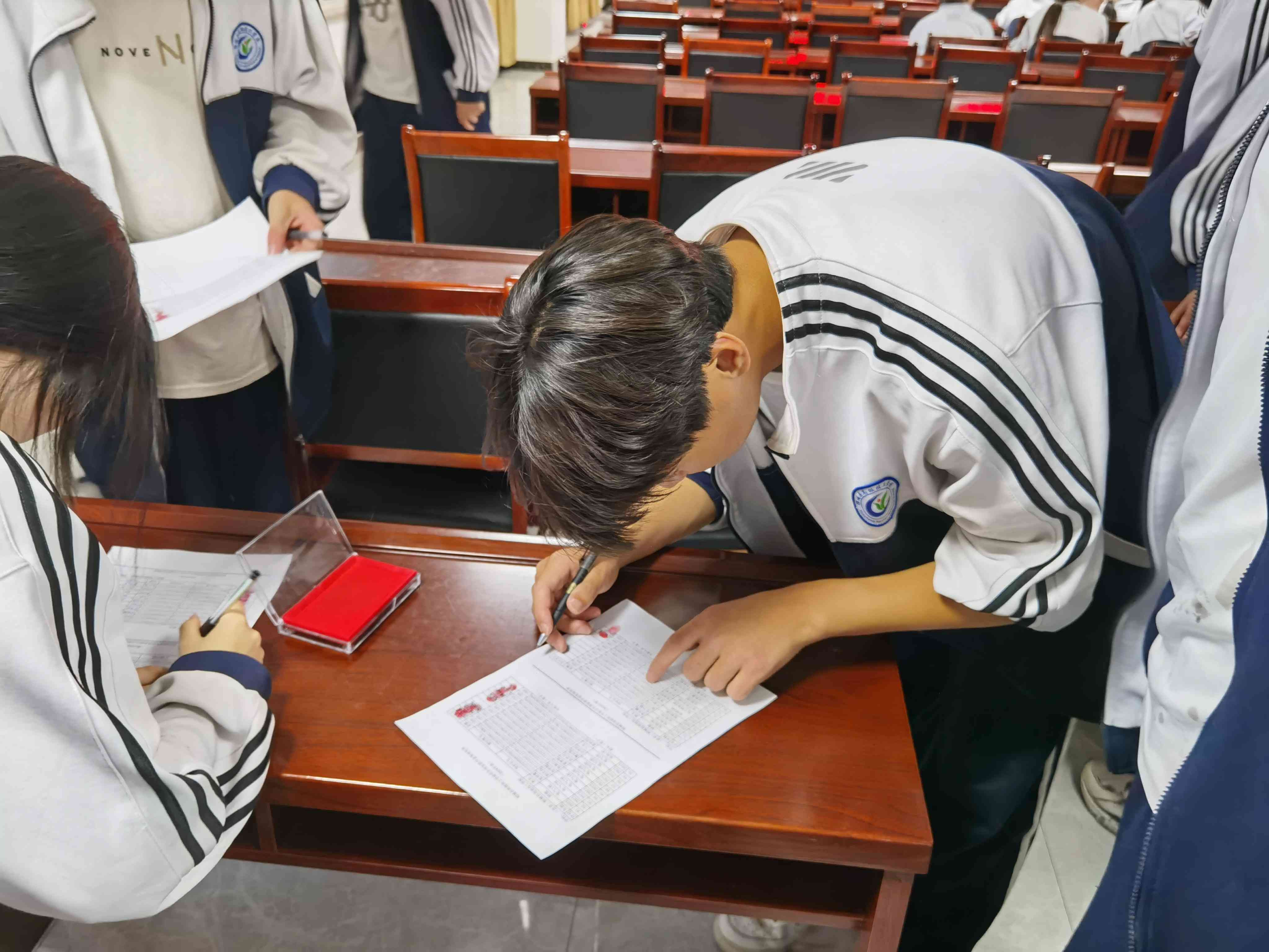 国家助学金什么时候发放(郓城县高级技工学校学生工作处开展国家助学金签字发放工作)(图3) 国家助学金什么时候发放(郓城县高级技工学校学生工作处开展国家助学金签字发放工作)(图3)