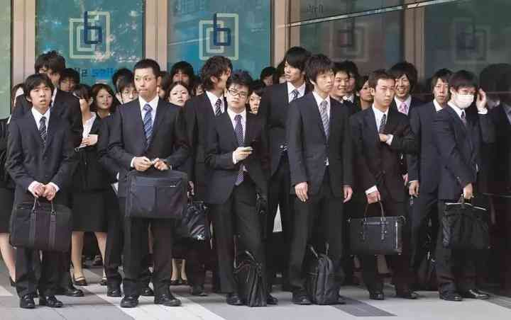 有500万存款可以不上班吗(50岁存款400万可以躺平不工作吗?银行人:理论上可以现实中很难)(图1) 有500万存款可以不上班吗(50岁存款400万可以躺平不工作吗?银行人:理论上可以现实中很难)(图1)