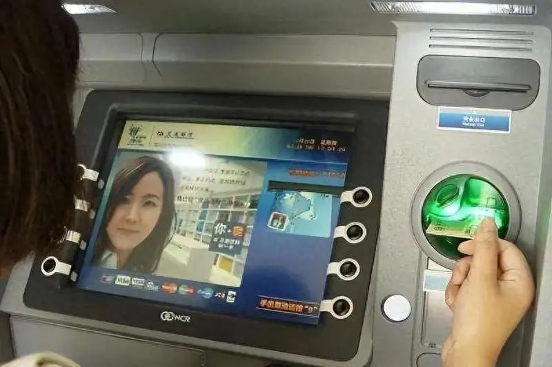 银行中午休息吗(银行中午能不能直接关门,让员工安心吃个饭)(图1) 银行中午休息吗(银行中午能不能直接关门,让员工安心吃个饭)(图1)