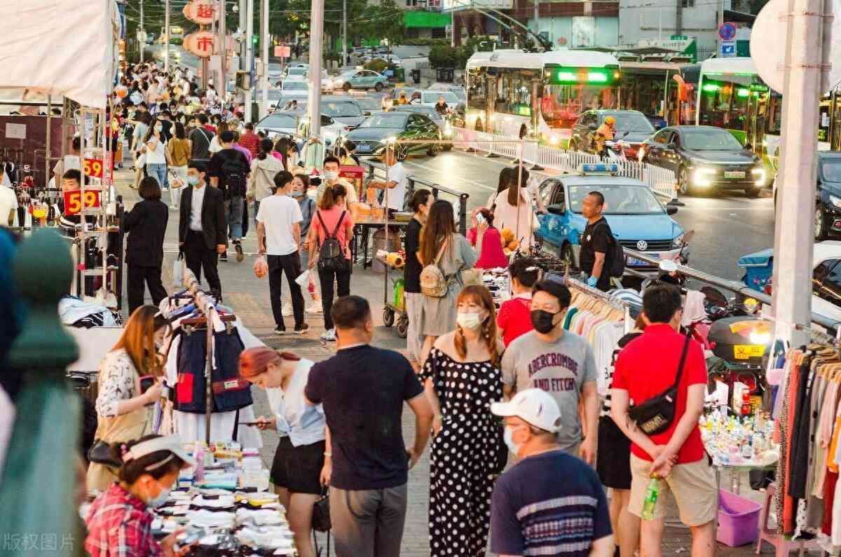 摆地摊卖什么最赚钱而且很受欢迎(江西女孩摆摊卖玩具,利用“人性”一个月赚5万,看懂了你也可以)(图1) 摆地摊卖什么最赚钱而且很受欢迎(江西女孩摆摊卖玩具,利用“人性”一个月赚5万,看懂了你也可以)(图1)
