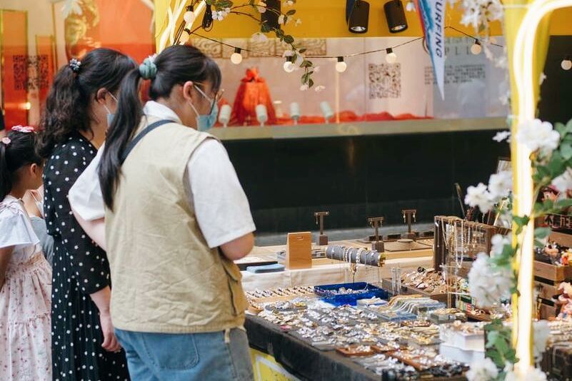 摆地摊卖什么最赚钱而且很受欢迎(江西女孩摆摊卖玩具,利用“人性”一个月赚5万,看懂了你也可以)(图5) 摆地摊卖什么最赚钱而且很受欢迎(江西女孩摆摊卖玩具,利用“人性”一个月赚5万,看懂了你也可以)(图5)