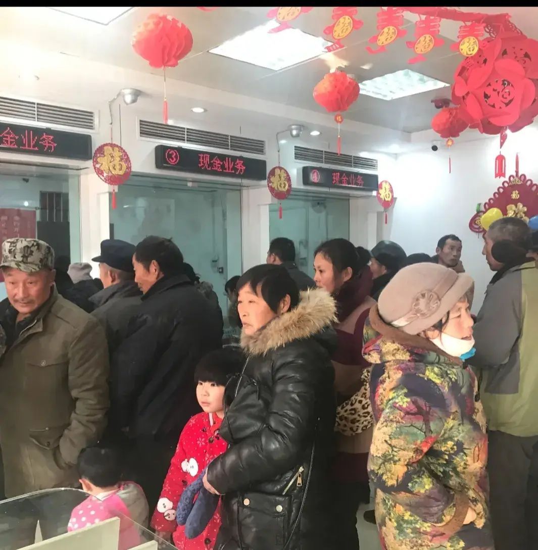 银行卡可以存定期吗(银行经理说出了大实话,银行存定期四不要,很多人都已经中招。)(图6) 银行卡可以存定期吗(银行经理说出了大实话,银行存定期四不要,很多人都已经中招。)(图6)