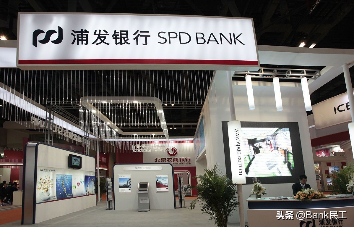 银行柜台可以存零钱吗(两家银行宣布停办柜面和ATM机存取现金功能,其他银行会效仿吗?)(图3) 银行柜台可以存零钱吗(两家银行宣布停办柜面和ATM机存取现金功能,其他银行会效仿吗?)(图3)