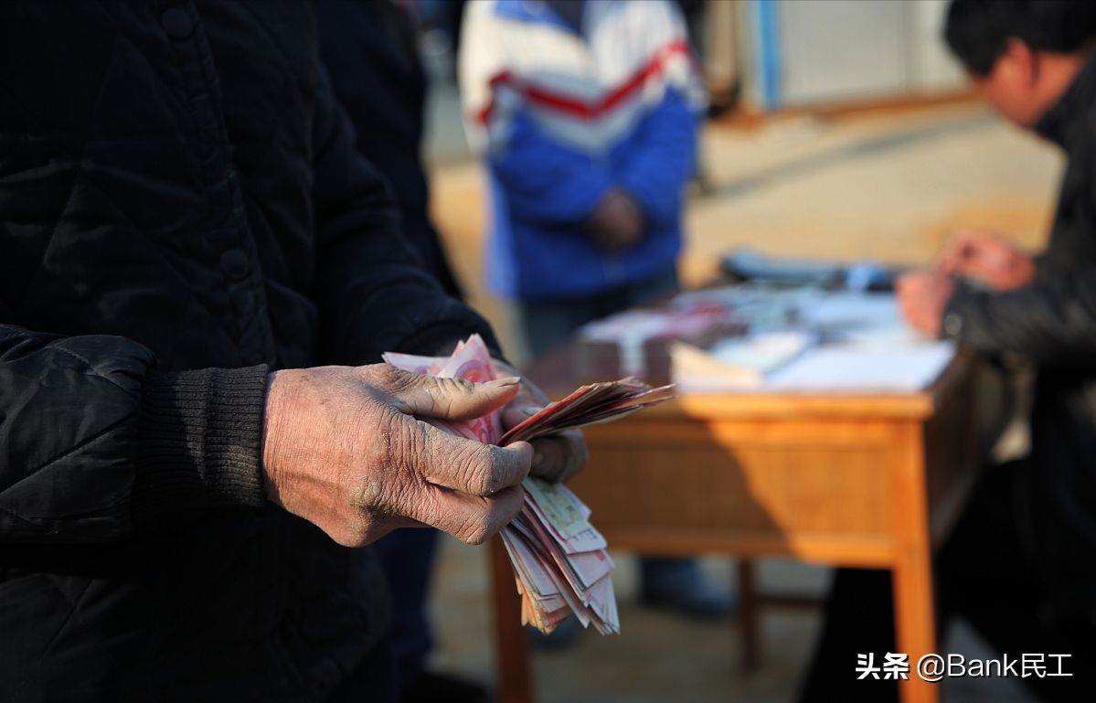 银行柜台可以存零钱吗(两家银行宣布停办柜面和ATM机存取现金功能,其他银行会效仿吗?)(图4) 银行柜台可以存零钱吗(两家银行宣布停办柜面和ATM机存取现金功能,其他银行会效仿吗?)(图4)