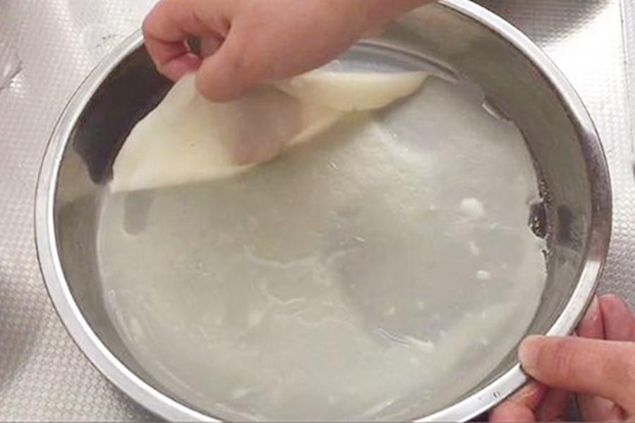 凉皮的制作方法(最近凉皮火了,教你最详细凉皮配方,爽滑劲道还不硬,吃了还想吃)(图4) 凉皮的制作方法(最近凉皮火了,教你最详细凉皮配方,爽滑劲道还不硬,吃了还想吃)(图4)