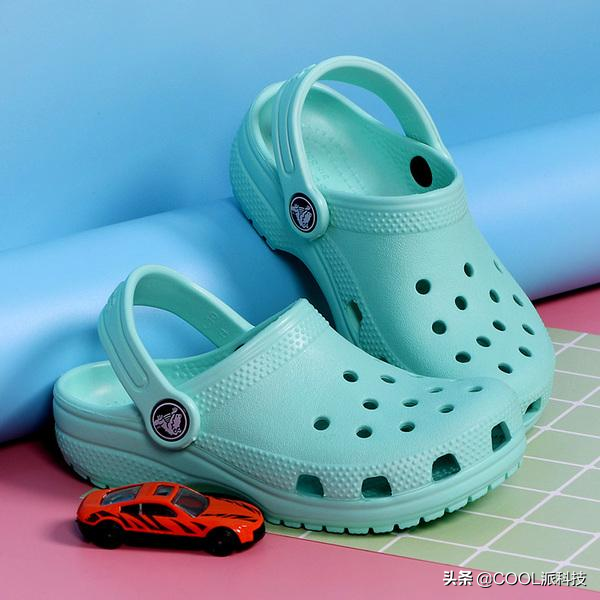 crocs洞洞鞋哪个国家的(CROCS小科普:无处不在的耐克洞洞鞋,原来是这个来头)(图1) crocs洞洞鞋哪个国家的(CROCS小科普:无处不在的耐克洞洞鞋,原来是这个来头)(图1)