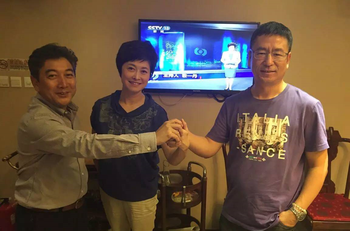 白岩松的个人资料简介(主持人白岩松:我这辈子最正确的决定,就是娶了一个平凡的妻子)(图2) 白岩松的个人资料简介(主持人白岩松:我这辈子最正确的决定,就是娶了一个平凡的妻子)(图2)