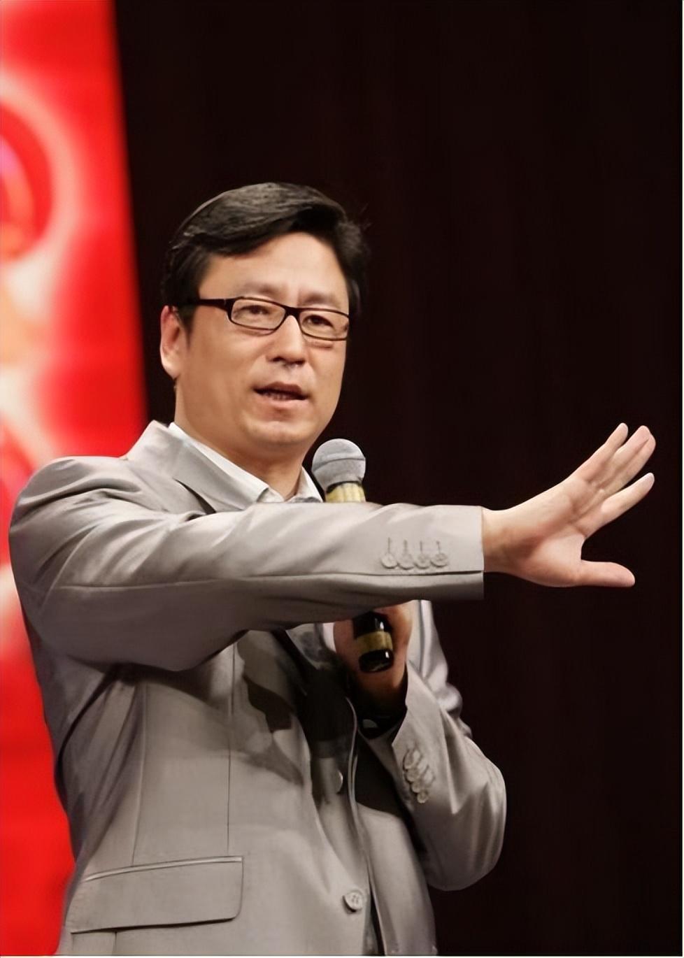 白岩松的个人资料简介(主持人白岩松:我这辈子最正确的决定,就是娶了一个平凡的妻子)(图7) 白岩松的个人资料简介(主持人白岩松:我这辈子最正确的决定,就是娶了一个平凡的妻子)(图7)