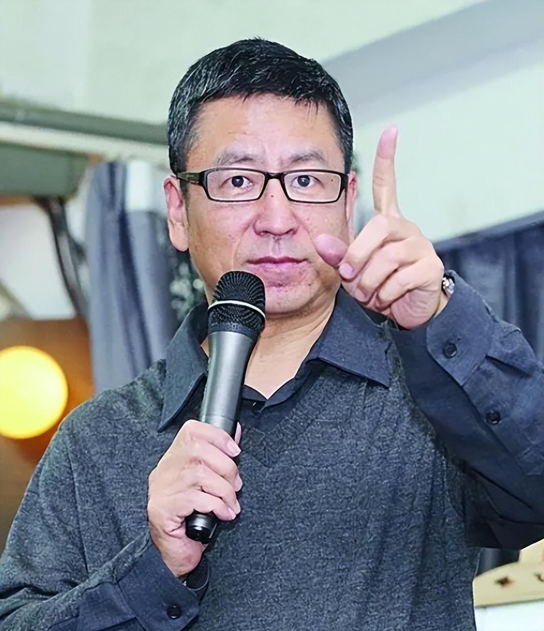 白岩松的个人资料简介(主持人白岩松:我这辈子最正确的决定,就是娶了一个平凡的妻子)(图6) 白岩松的个人资料简介(主持人白岩松:我这辈子最正确的决定,就是娶了一个平凡的妻子)(图6)