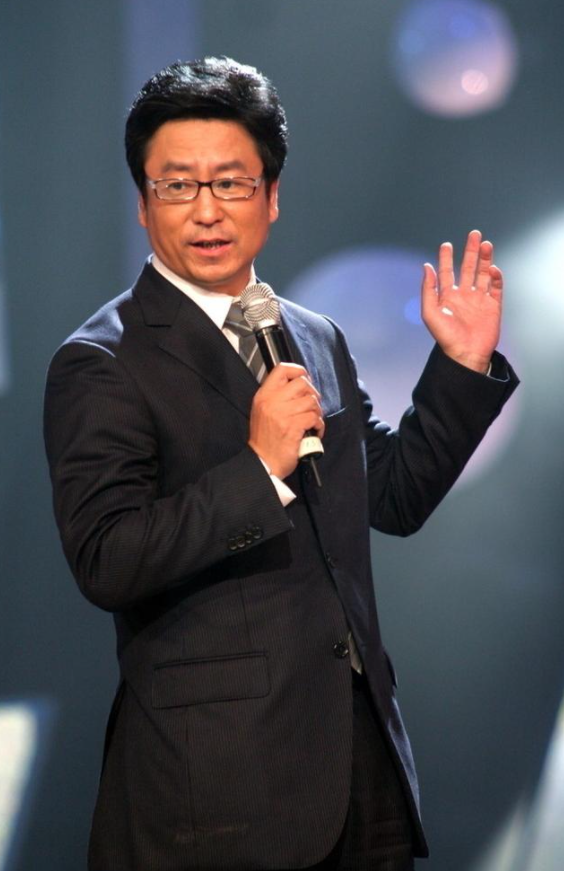 白岩松的个人资料简介(主持人白岩松:我这辈子最正确的决定,就是娶了一个平凡的妻子)(图15) 白岩松的个人资料简介(主持人白岩松:我这辈子最正确的决定,就是娶了一个平凡的妻子)(图15)