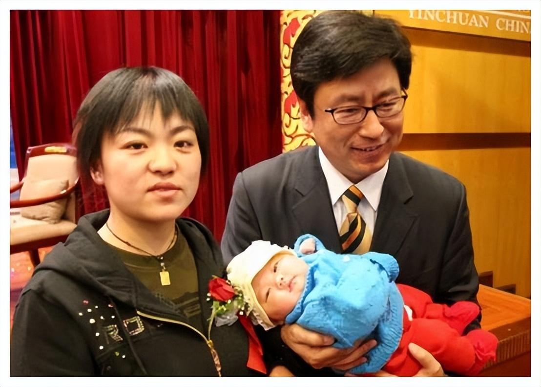白岩松的个人资料简介(主持人白岩松:我这辈子最正确的决定,就是娶了一个平凡的妻子)(图28) 白岩松的个人资料简介(主持人白岩松:我这辈子最正确的决定,就是娶了一个平凡的妻子)(图28)