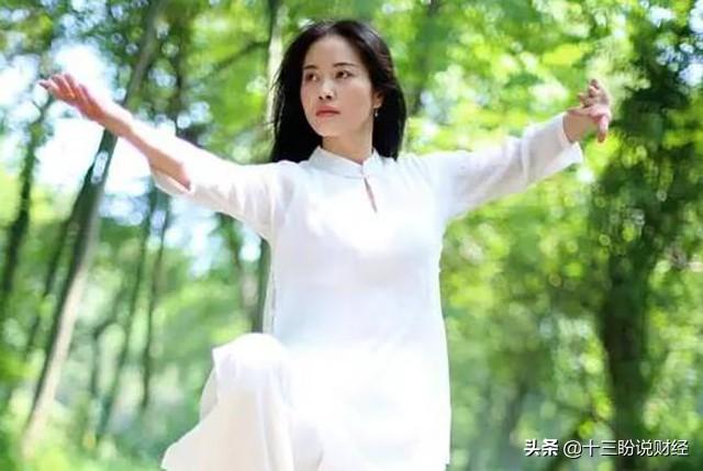 网红凌云一个月挣多少钱(四川23岁美女,靠学武术爆红,粉丝超千万,至少能赚500万元)(图3) 网红凌云一个月挣多少钱(四川23岁美女,靠学武术爆红,粉丝超千万,至少能赚500万元)(图3)