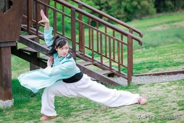 网红凌云一个月挣多少钱(四川23岁美女,靠学武术爆红,粉丝超千万,至少能赚500万元)(图2) 网红凌云一个月挣多少钱(四川23岁美女,靠学武术爆红,粉丝超千万,至少能赚500万元)(图2)