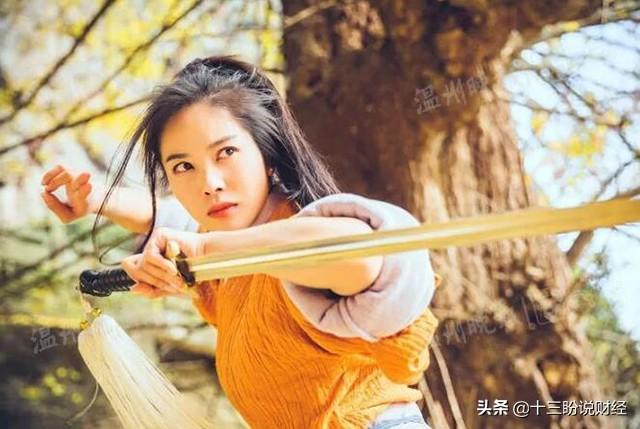 网红凌云一个月挣多少钱(四川23岁美女,靠学武术爆红,粉丝超千万,至少能赚500万元)(图4) 网红凌云一个月挣多少钱(四川23岁美女,靠学武术爆红,粉丝超千万,至少能赚500万元)(图4)