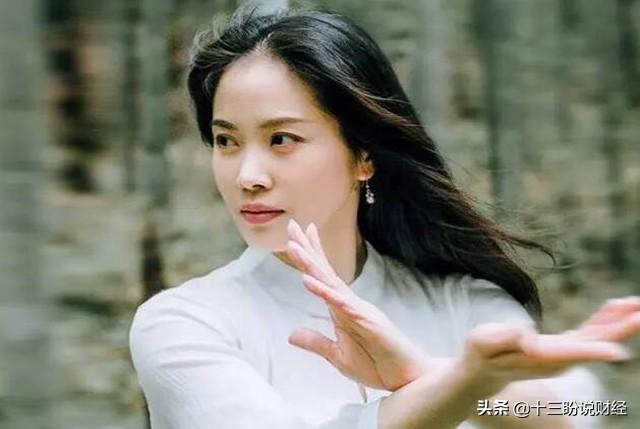 网红凌云一个月挣多少钱(四川23岁美女,靠学武术爆红,粉丝超千万,至少能赚500万元)(图5) 网红凌云一个月挣多少钱(四川23岁美女,靠学武术爆红,粉丝超千万,至少能赚500万元)(图5)
