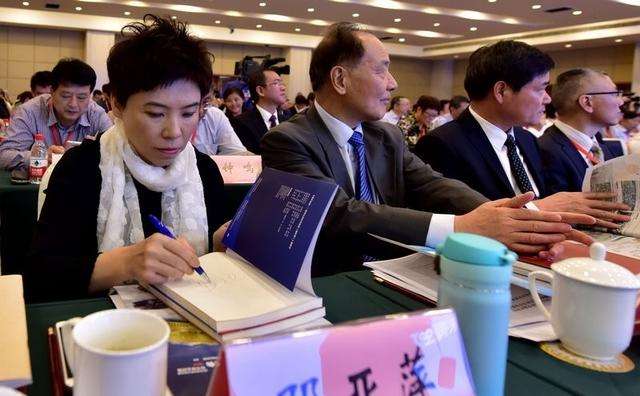 张怡宁能够打赢邓亚萍吗(曾经被称为乒乓球界的“大魔王”,谁更胜一筹)(图1) 张怡宁能够打赢邓亚萍吗(曾经被称为乒乓球界的“大魔王”,谁更胜一筹)(图1)