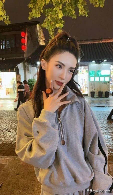 扎头发好看的发型(高马尾早就失宠了!今年最流行这3种“扎发”,洋气减龄易上手)(图4) 扎头发好看的发型(高马尾早就失宠了!今年最流行这3种“扎发”,洋气减龄易上手)(图4)