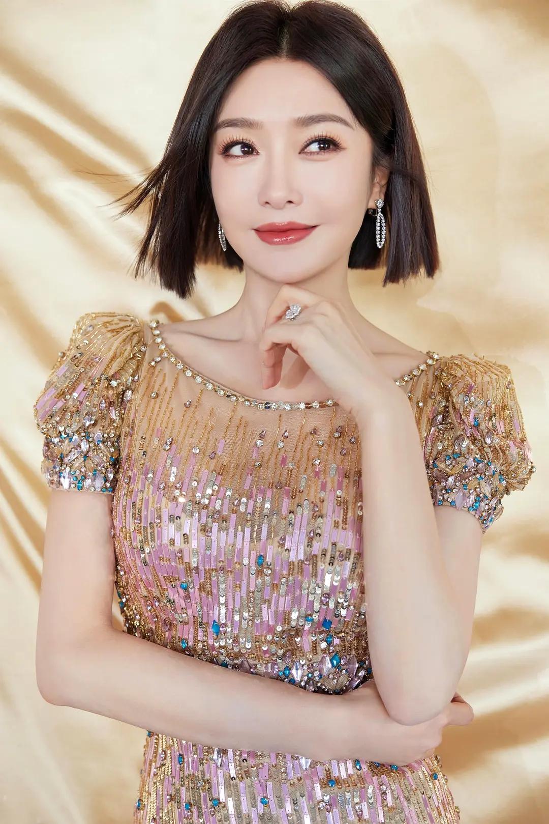 秦岚个人资料(秦岚:44岁还未婚,魏大勋是她的归宿吗)(图4) 秦岚个人资料(秦岚:44岁还未婚,魏大勋是她的归宿吗)(图4)