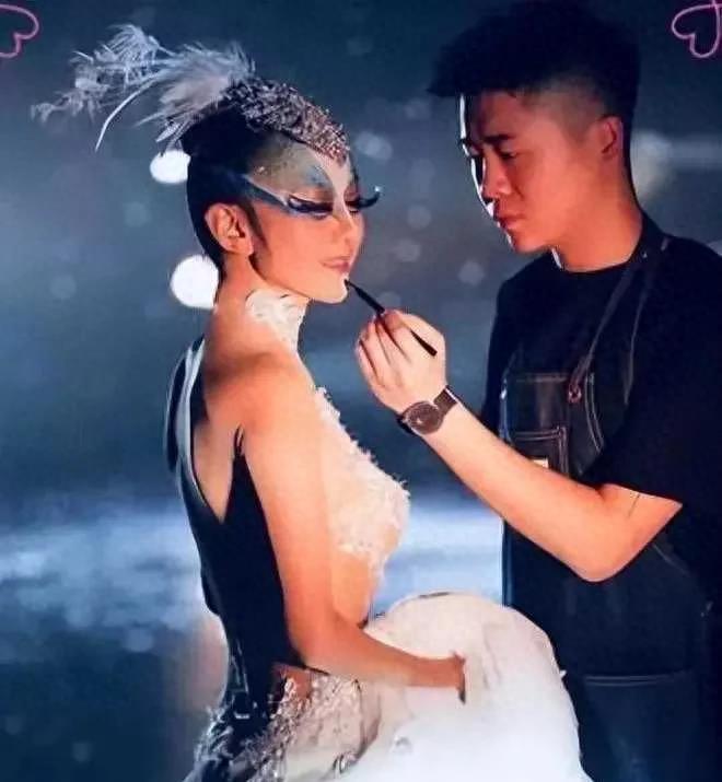 杨丽萍简介(61岁杨丽萍私生活,什么叫生活,这就叫生活!)(图2) 杨丽萍简介(61岁杨丽萍私生活,什么叫生活,这就叫生活!)(图2)