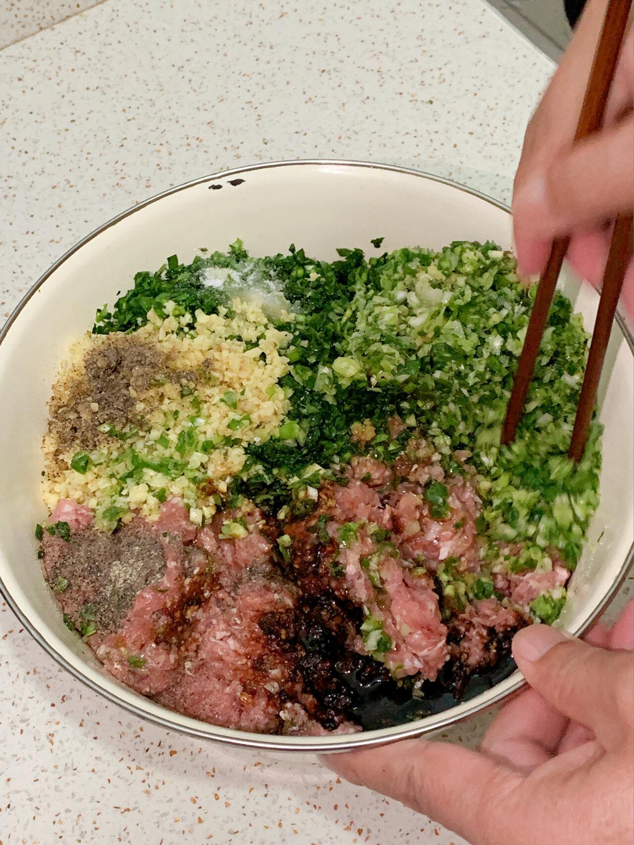 饺子馅怎么调好吃(猪肉饺子馅的调制方法,吃出最好的味道)(图2) 饺子馅怎么调好吃(猪肉饺子馅的调制方法,吃出最好的味道)(图2)