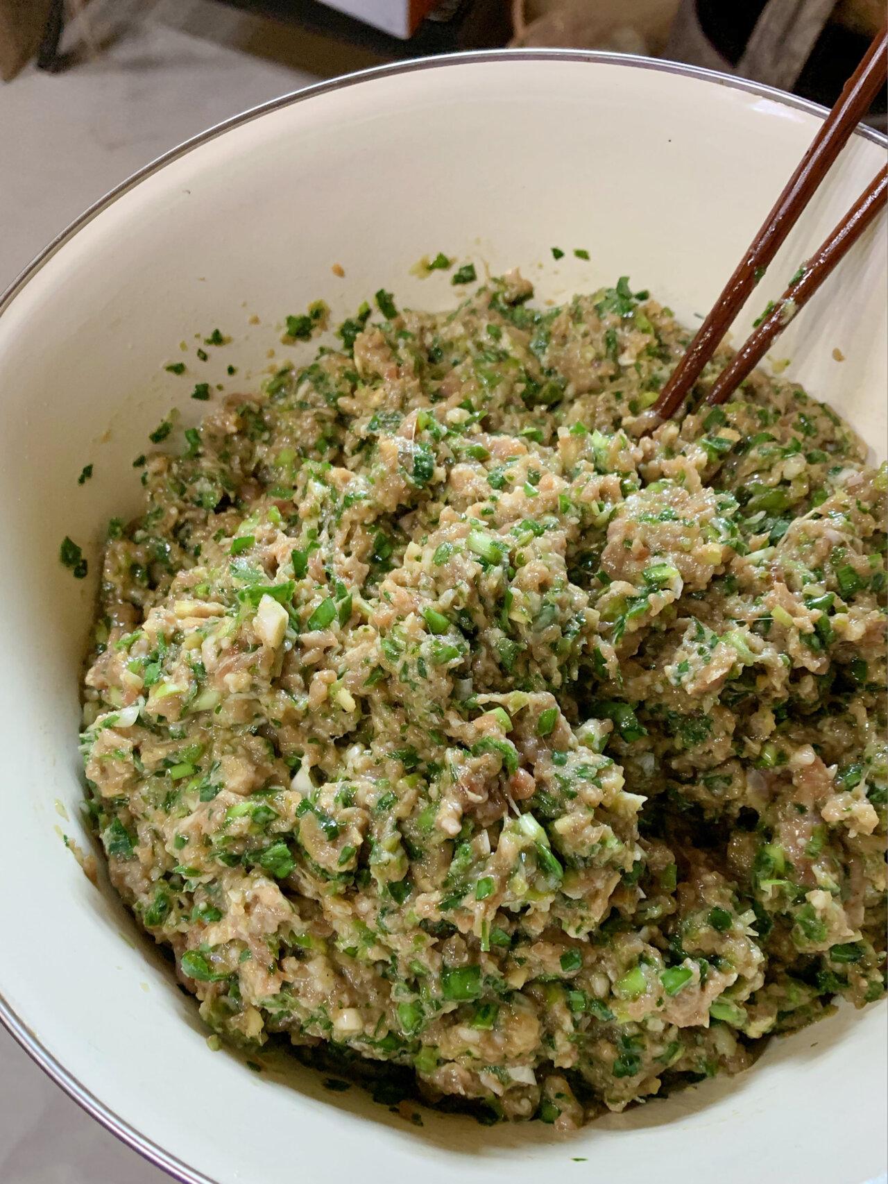 饺子馅怎么调好吃(猪肉饺子馅的调制方法,吃出最好的味道)(图3) 饺子馅怎么调好吃(猪肉饺子馅的调制方法,吃出最好的味道)(图3)