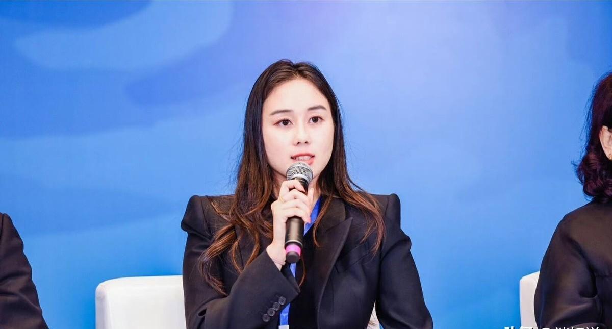 奚梦瑶比丈夫大几岁(28岁何猷君和34岁奚梦瑶为二胎女儿举办生日派对,一家人其乐融融)(图2) 奚梦瑶比丈夫大几岁(28岁何猷君和34岁奚梦瑶为二胎女儿举办生日派对,一家人其乐融融)(图2)