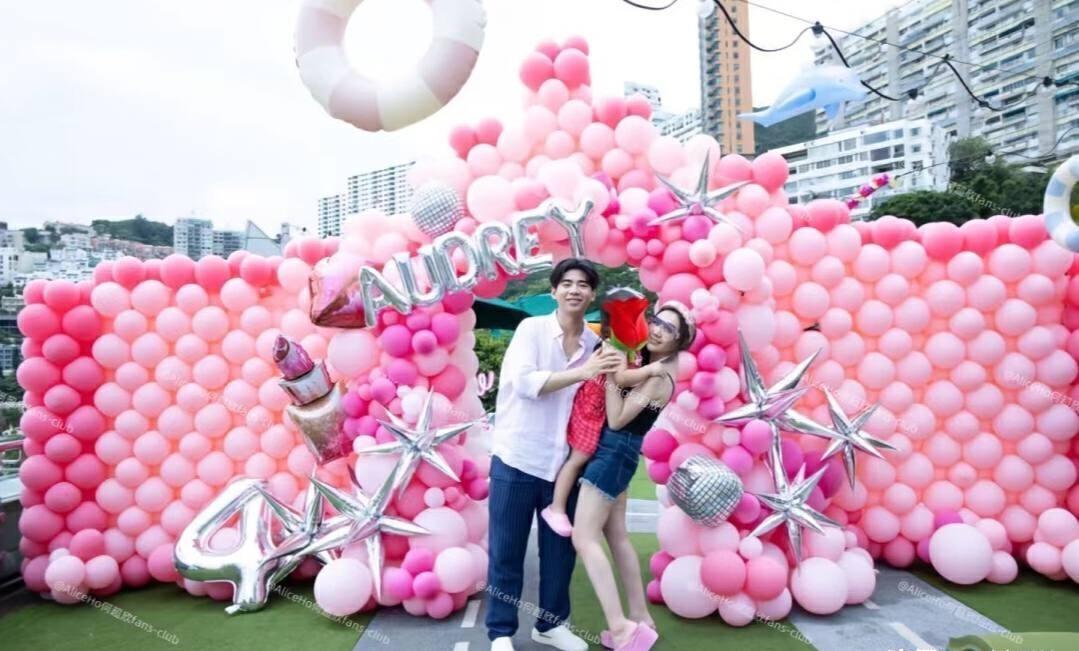 奚梦瑶比丈夫大几岁(28岁何猷君和34岁奚梦瑶为二胎女儿举办生日派对,一家人其乐融融)(图7) 奚梦瑶比丈夫大几岁(28岁何猷君和34岁奚梦瑶为二胎女儿举办生日派对,一家人其乐融融)(图7)