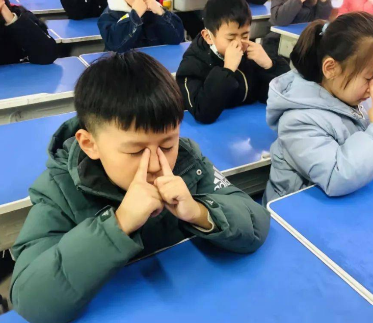 紫色眼睛是怎么形成的(人类最稀有的眼睛颜色,1千万人中才有1个,你都见过几种)(图9) 紫色眼睛是怎么形成的(人类最稀有的眼睛颜色,1千万人中才有1个,你都见过几种)(图9)