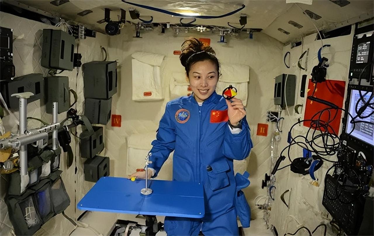 王亚平航天员个人资料(女航天员王亚平在香港曝光,一身粉色搭配,显得年轻气质不一般!)(图21) 王亚平航天员个人资料(女航天员王亚平在香港曝光,一身粉色搭配,显得年轻气质不一般!)(图21)
