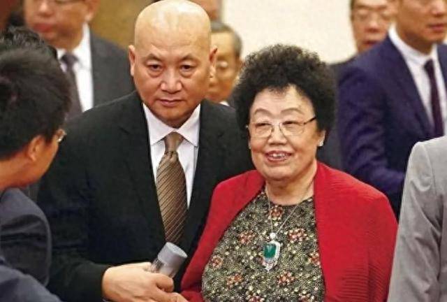 吕良伟个人详细简历(娶了百亿富婆的吕良伟:三次婚姻终成正果,人生少奋斗半辈子)(图2) 吕良伟个人详细简历(娶了百亿富婆的吕良伟:三次婚姻终成正果,人生少奋斗半辈子)(图2)