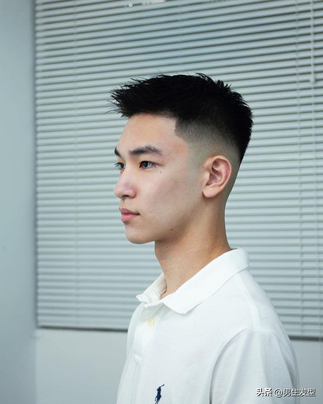男士发型有哪些种类(男生别乱剪发型了,今夏就剪这6款,潮流帅气有魅力)(图4) 男士发型有哪些种类(男生别乱剪发型了,今夏就剪这6款,潮流帅气有魅力)(图4)