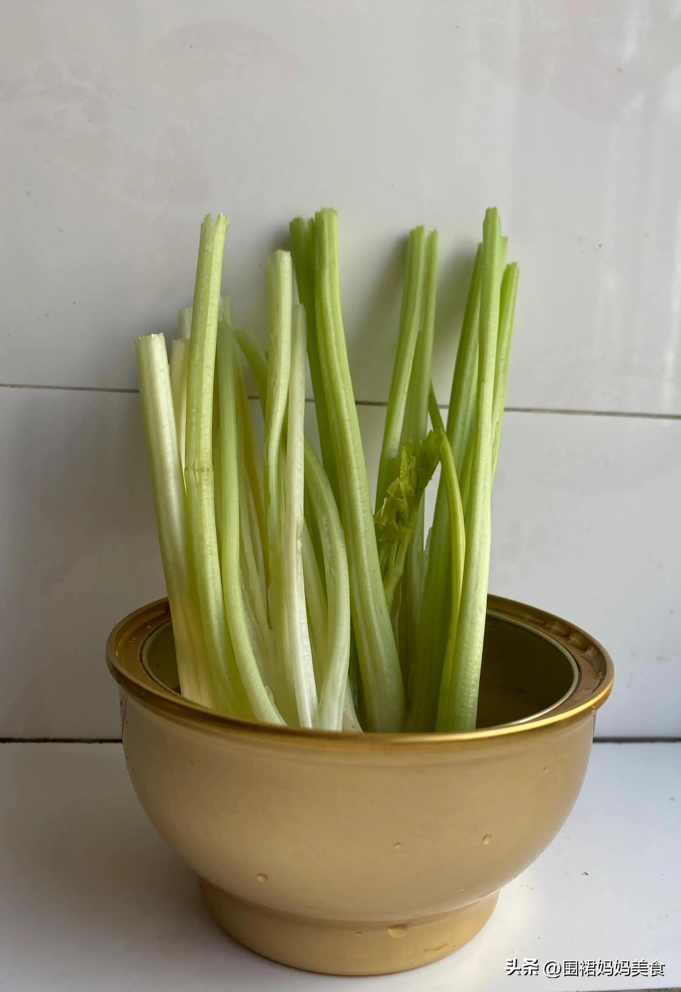 怎样储存芹菜(担心静默囤蔬菜,芹菜像我这样保存,3个月都不会坏,吃着也方便)(图5) 怎样储存芹菜(担心静默囤蔬菜,芹菜像我这样保存,3个月都不会坏,吃着也方便)(图5)
