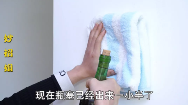 红酒没有开瓶器怎么开(没有开瓶器怎么开红酒?教你一招,不用开瓶器,轻松打开)(图3) 红酒没有开瓶器怎么开(没有开瓶器怎么开红酒?教你一招,不用开瓶器,轻松打开)(图3)
