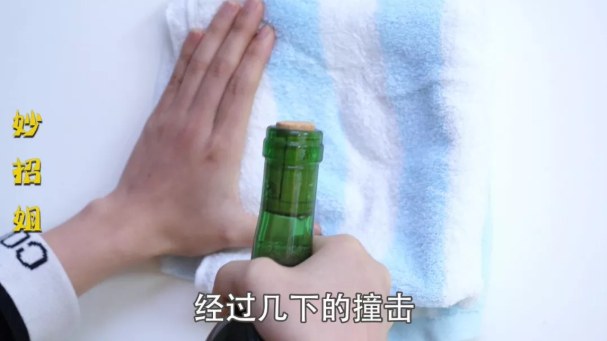 红酒没有开瓶器怎么开(没有开瓶器怎么开红酒?教你一招,不用开瓶器,轻松打开)(图2) 红酒没有开瓶器怎么开(没有开瓶器怎么开红酒?教你一招,不用开瓶器,轻松打开)(图2)