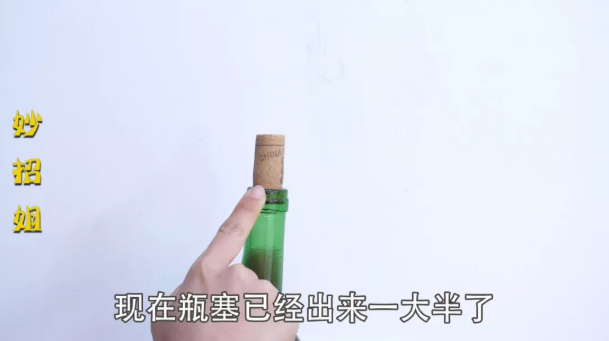 红酒没有开瓶器怎么开(没有开瓶器怎么开红酒?教你一招,不用开瓶器,轻松打开)(图4) 红酒没有开瓶器怎么开(没有开瓶器怎么开红酒?教你一招,不用开瓶器,轻松打开)(图4)