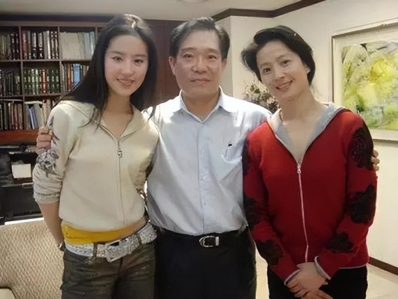 刘亦菲国籍(刘亦菲身为美籍华人,却获中国外交部力挺:她是真正的中华儿女!)(图9) 刘亦菲国籍(刘亦菲身为美籍华人,却获中国外交部力挺:她是真正的中华儿女!)(图9)