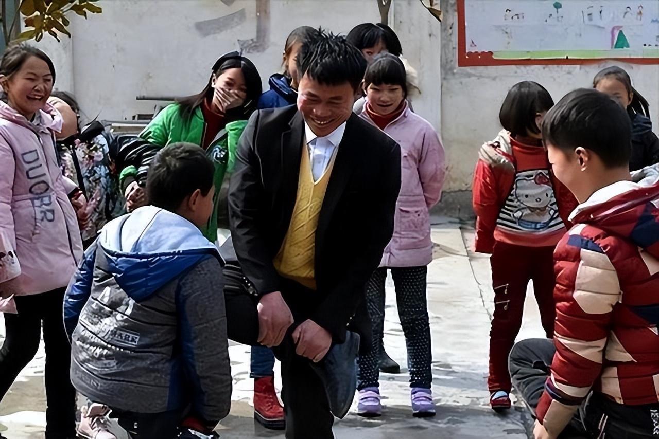 06感动中国十大人物(河南80后校长张玉滚靠一根扁担,山窝里挑出63名大学生,感动中国)(图9) 06感动中国十大人物(河南80后校长张玉滚靠一根扁担,山窝里挑出63名大学生,感动中国)(图9)