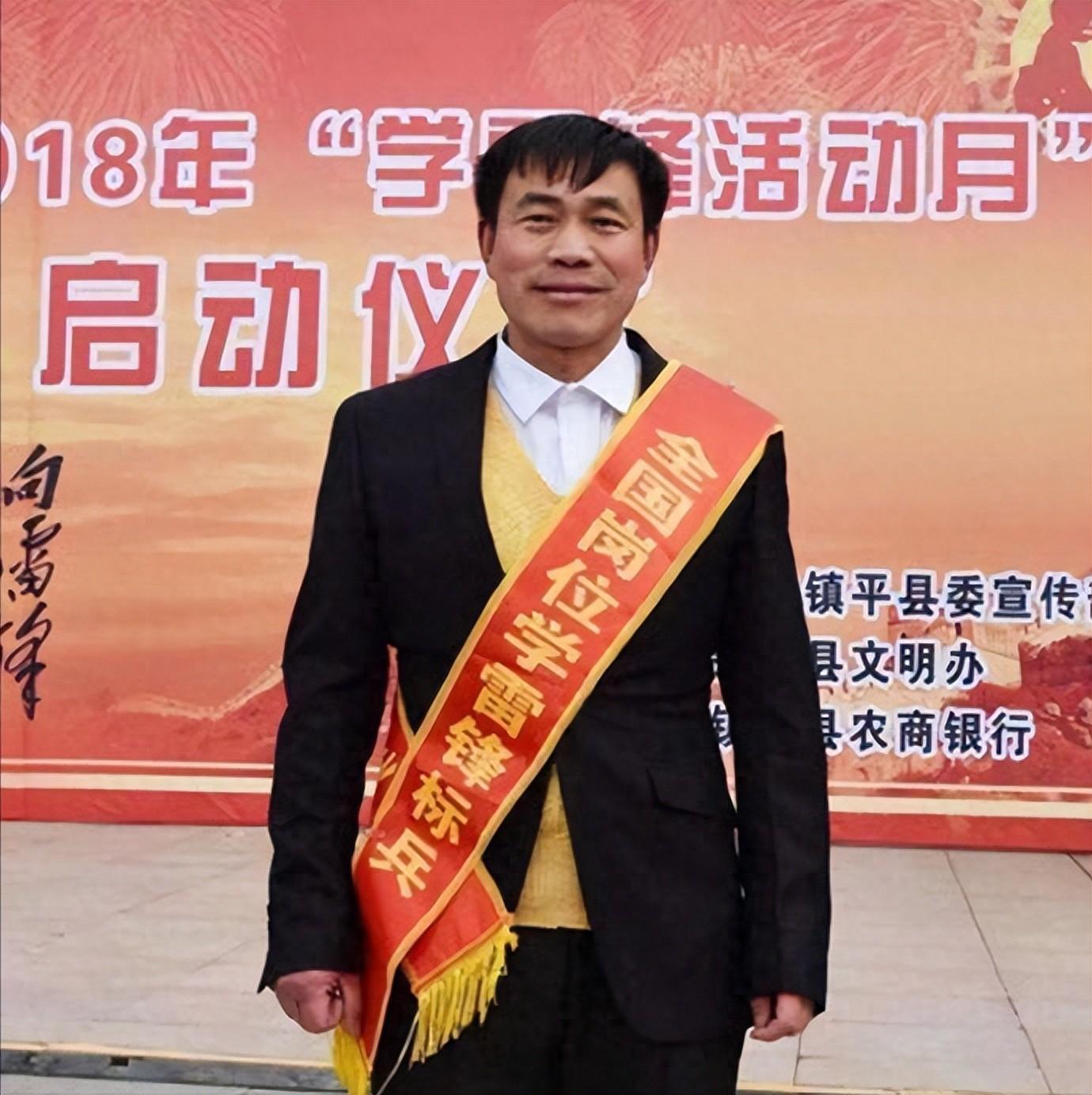 06感动中国十大人物(河南80后校长张玉滚靠一根扁担,山窝里挑出63名大学生,感动中国)(图1) 06感动中国十大人物(河南80后校长张玉滚靠一根扁担,山窝里挑出63名大学生,感动中国)(图1)