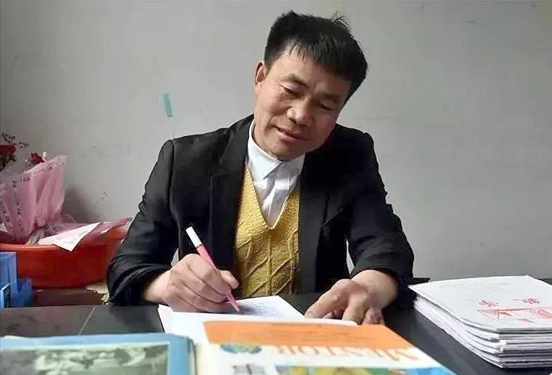 06感动中国十大人物(河南80后校长张玉滚靠一根扁担,山窝里挑出63名大学生,感动中国)(图5) 06感动中国十大人物(河南80后校长张玉滚靠一根扁担,山窝里挑出63名大学生,感动中国)(图5)