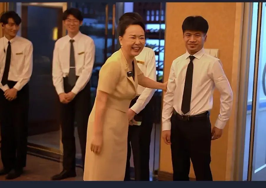 山东蓝海酒店集团安英(56岁网红兼副董事长:安英,蓝海集团拖欠四个月薪资服务员)(图2) 山东蓝海酒店集团安英(56岁网红兼副董事长:安英,蓝海集团拖欠四个月薪资服务员)(图2)
