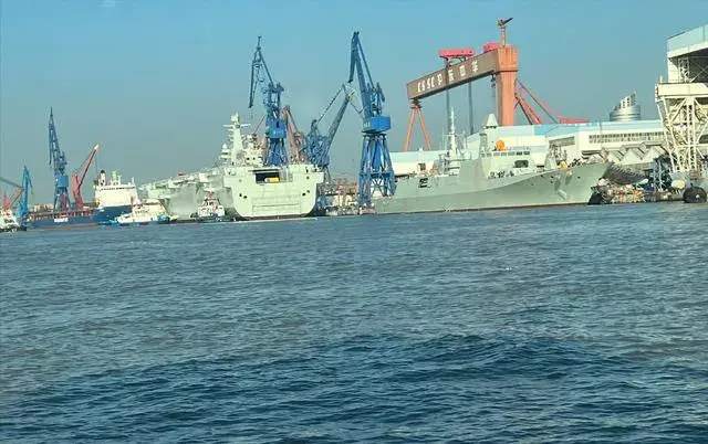 中国海军舰艇大全(2023年中国海军新服役和下水主战舰艇大盘点,列强竟是我自己!)(图7) 中国海军舰艇大全(2023年中国海军新服役和下水主战舰艇大盘点,列强竟是我自己!)(图7)