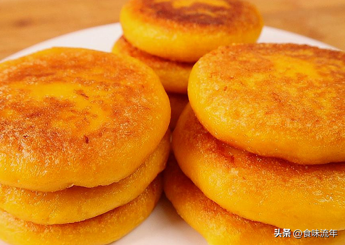 南瓜饼的做法家常做法(买2个小南瓜,教你做好吃的南瓜饼,外酥里糯,家人都爱吃)(图2) 南瓜饼的做法家常做法(买2个小南瓜,教你做好吃的南瓜饼,外酥里糯,家人都爱吃)(图2)