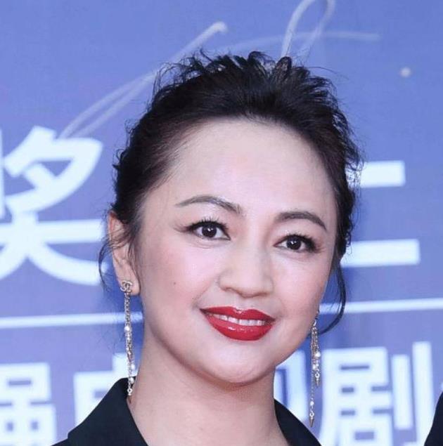 罗海琼的老公华谊总裁(罗海琼:37岁嫁给华谊总裁,婚后连生两女,如今一家四口其乐融融)(图3) 罗海琼的老公华谊总裁(罗海琼:37岁嫁给华谊总裁,婚后连生两女,如今一家四口其乐融融)(图3)