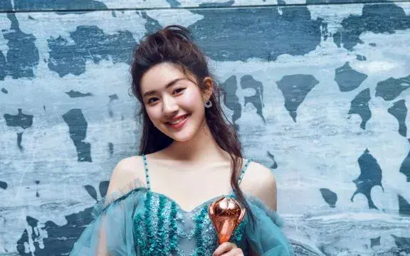 赵露思上台忘脱毛衣(赵露思上台忘记脱毛衣:一次意外的反思)(图5) 赵露思上台忘脱毛衣(赵露思上台忘记脱毛衣:一次意外的反思)(图5)