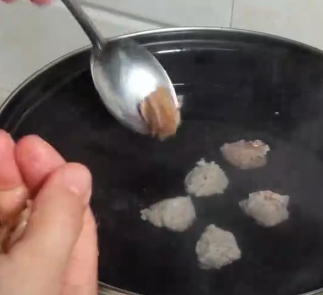 肉丸的制作方法和配方(肉丸子正宗的做法,详细配方告诉你,全家都爱吃,连汤都不剩!)(图4) 肉丸的制作方法和配方(肉丸子正宗的做法,详细配方告诉你,全家都爱吃,连汤都不剩!)(图4)